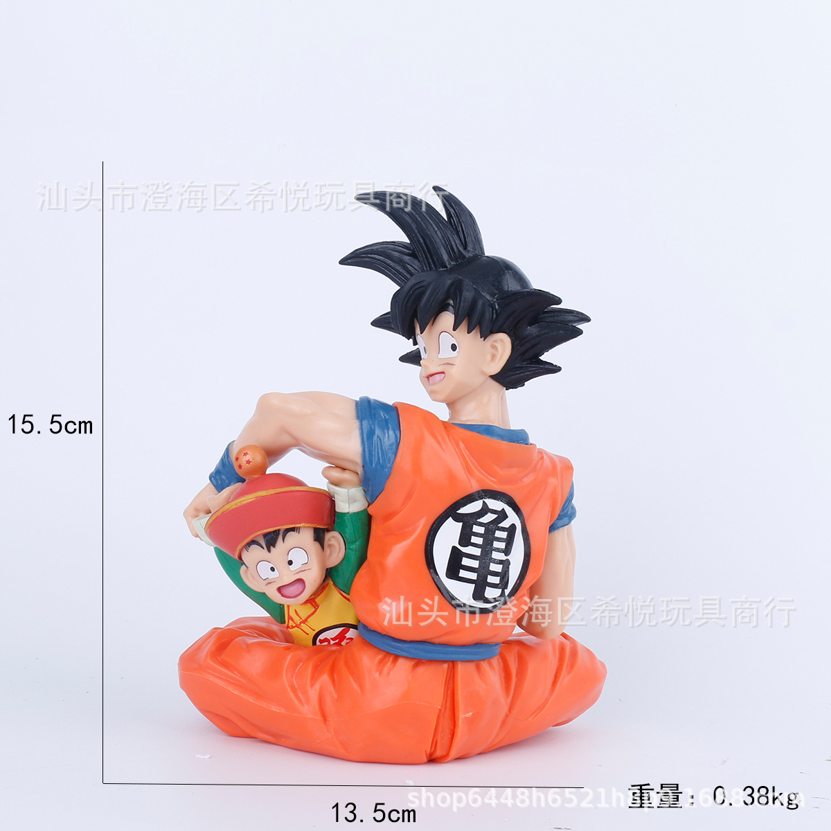 Padre e figlio seduti con borsa Wukong