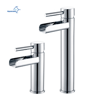 Grifo de lavabo de latón con salida en cascada y un solo manípulo Aquacubic para baño