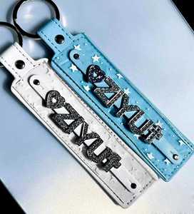 Ventes Flash : Porte-clés DIY en Cuir PU avec Breloques en Alliage de Zinc, Lettres et Fleurs en Émail Souple, Logo Personnalisé - Product Image 1