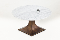 Table d'appoint ronde moderne en acier de grande taille avec plateau en marbre blanc et base sculpturale évasée pour salon