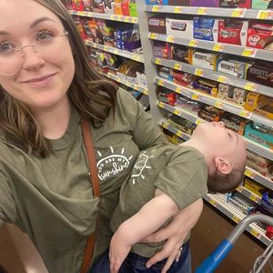 Camisetas de algodón de manga corta para mamá e hija, con estampados de vinilo personalizados, cuello redondo. - Product Image 3