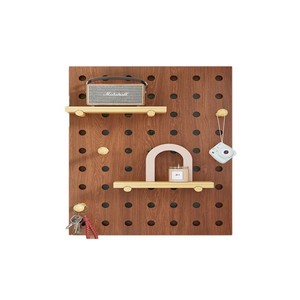 Estante de pared moderno minimalista con ganchos y estantes para organizar llaves, cables y artículos pequeños. - Product Image 1