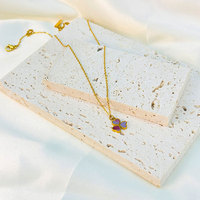 Colliers pendentifs en forme de cœur et de trèfle en acier inoxydable plaqué or 18 carats, résistants à l'eau et inaltérables, pour femmes - Vente en gros
