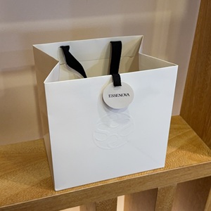Bolsa de Papel de Lujo con Logotipo Estampado en Relieve, Bolsa de Compras para Ropa, Bolsa de Regalo de Papel con Etiqueta Colgante y Asa Insertada - Product Image 3