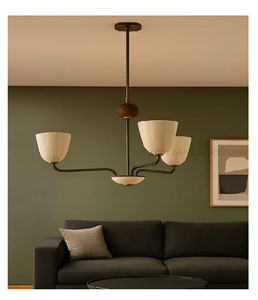 Lustre Lola artisanal 3 lumières en noyer, style moderne du milieu du siècle, luminaire suspendu en bois pour salon - Product Image 1