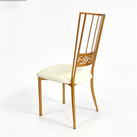 Chaise de luxe en acier doré avec dossier sculpté en filigrane et assise en cuir blanc – Mobilier moderne pour événements