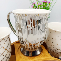 Mug à café en céramique avec motif et poignée différents, entièrement décoré de décalcomanies, 450 ml, design unique, mug à pied