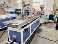Ligne de production de bandes d'étanchéité TPV TPE TPU PVC SPVC, machine d'extrusion de bandes plastiques, ligne de production de bandes d'étanchéité pour tapis et tapis de sol