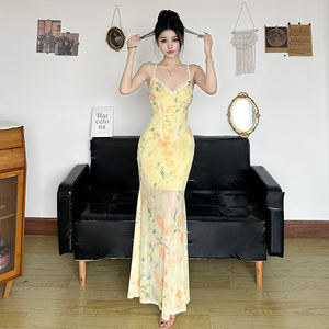 Vestido Maxi Estilo Campestre Francés con Estampado Floral Amarillo, Cuello en V, Cintura con Corsé Falso, Corte Ajustado, Espalda Cruzada y Cola de Pez para Vacaciones en Resort - Product Image 2