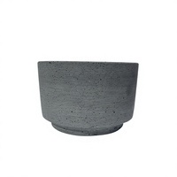 Jardinière pour plantes d'intérieur et d'extérieur, gris moyen mat, texture poreuse brossée, résine de poudre de pierre, imitation béton, côtés droits, conique