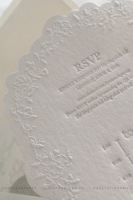 Carte d'invitation de mariage personnalisée en papier de coton fait main, avec motifs floraux et texte en relief, pour invités (finition gaufrée et débossée)