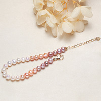 Bracelet pour femme Hecate en or plaqué 18 carats avec chaîne et perles d'eau douce, perles rondes blanches dégradées de 5 mm avec micro-défauts
