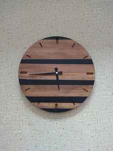 Horloge murale artisanale en résine de qualité supérieure avec cadre en bois et texture lisse, conçue pour rehausser la décoration intérieure - Product Image 5