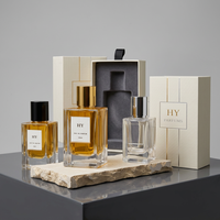 Flacon carré en verre transparent de 50 ml et 100 ml, côtés ondulés, pour parfum, avec bouchon cylindrique nervuré noir, or, argent, imprimé à l'écran, vaporisateur à pompe