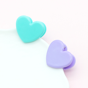Clips de Plástico Pequeños en Forma de Corazón Coloridos, Mini Clips Decorativos para Carpetas de Oficina, Portafotos para Bodas - Product Image 4