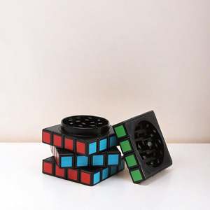 Broyeur à herbes de marque privée de 58 mm, nouveau broyeur à herbes en plastique ABS à 4 couches en forme de cube, pour tabac sec, épices - Product Image 1