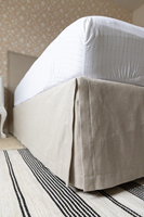 En gros, Jupe de lit plissée unie, anti-poussière, pour hôtels et maisons, housse de cadre de lit sur mesure