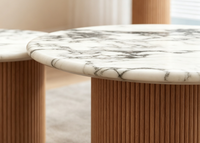 Ensemble de tables basses gigognes rondes en bois massif cannelé avec plateau en faux marbre Calacatta pour salon