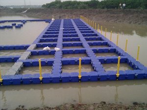 Blocs flottants modulaires en HDPE à longue durée <span class=keywords><strong>de</strong></span> vie pour pontons <span class=keywords><strong>de</strong></span> pêche, pont flottant avec une durée <span class=keywords><strong>de</strong></span> vie <span class=keywords><strong>de</strong></span> 15 ans, 500x500x400mm, flottabilité <span class=keywords><strong>de</strong></span> 350kg/m - Product Image 4