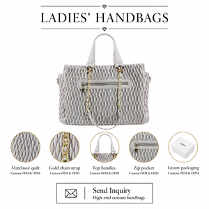 Borsa Tote Trapuntata da Donna Grigio Chiaro Stile Designer con Due Manici Superiori e Tracolla a Catena Dorata per Vendita all'Ingrosso - Product Image 1