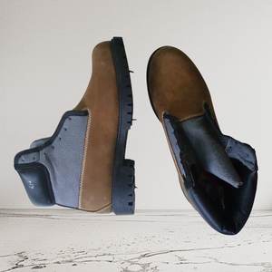 Machine de moulage par injection automatique bicolore 16/20 stations pour la fabrication de semelles de chaussures de travail, de sécurité, en cuir et de chaussures de montagne - Product Image 4