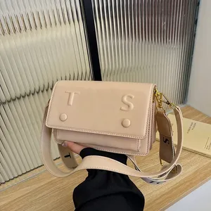 <span class=keywords><strong>Bolsos</strong></span> de <span class=keywords><strong>Mujer</strong></span> al por Mayor de Fábrica, <span class=keywords><strong>Bolsos</strong></span> de Marca, <span class=keywords><strong>Bolsos</strong></span> de Lujo para <span class=keywords><strong>Mujer</strong></span>, Diseño de Moda con Decoración de Letras, <span class=keywords><strong>Bolsos</strong></span> Cruzados de PU - Product Image 3