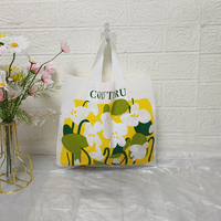 Sacs à main durables en HDPE avec impression de logo personnalisée, poignée de longueur de main pour les magasins de vêtements, les cosmétiques, les sacs cadeaux pour hommes, femmes et enfants