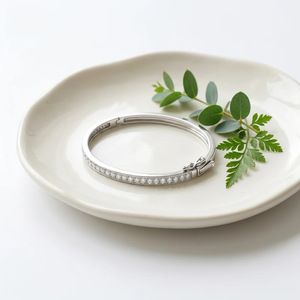 Brazalete Delgado de Plata S925 <span class=keywords><strong>con</strong></span> Una Hilera de Circonitas Cúbicas de 4mm, Cierre Doble Seguro, Elegante Accesorio de Muñeca para Novias - Product Image 2