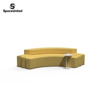 Ensemble de canapés modulaires incurvés modernes SpaceUnited avec revêtement en tissu, canapé sectionnel pour les espaces publics commerciaux