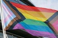 Vente chaude Chine Fabricant Bas Prix En Plein Air Acclamations LGBT Double Couture Avec Deux Grommet Arc-En-Drapeau De Processus