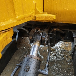 Mini-excavatrice sur chenilles 305SR d'occasion 2022, faible nombre d'heures (800h), moteur 5 tonnes, pompe hydraulique, engrenages, prête à être expédiée - Product Image 6