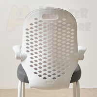 Chaise de bureau moderne Kanto avec dossier en maille respirante, accoudoirs réglables, roulettes hybrides, base stable, coussin épais en acier
