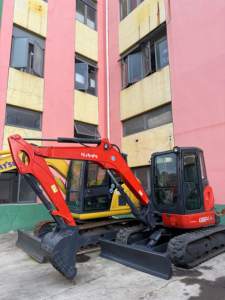 Excavatrice compacte d'occasion Kubota KX057-4 5,5T pour travaux agricoles et municipaux sur sites étroits - Product Image 1