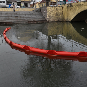 Barrière flottante anti-<span class=keywords><strong>pollution</strong></span> pour l'huile, Sacs anti-inondation en PVC pour la récupération de l'huile, Barrière en caoutchouc épaissi pour la prévention de la <span class=keywords><strong>pollution</strong></span> et l'interception des déchets - Product Image 2