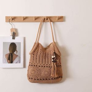 Bolso de hombro de moda para mujer con borlas de cuentas de madera, nuevo bolso de paja hueco con cremallera para vacaciones y playa - Product Image 2