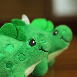Оптовая продажа: милые зеленые плюшевые брелоки-динозавры, индивидуальные мультяшные игрушки-динозавры в виде кольца для ключей, для промоакций и подарков - Product Image 4