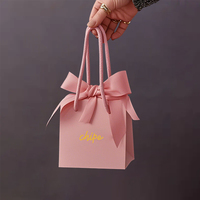 Sac cadeau en papier fourre-tout de luxe européen Matériau kraft personnalisé avec poignée de ruban de logo Emballage de boutique Papier d'art imprimé
