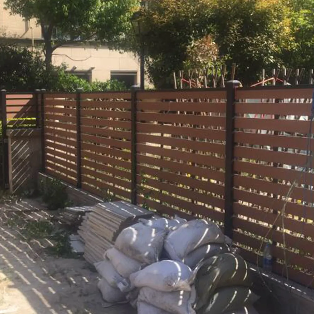 Commercio all'ingrosso della fabbrica legno composito WPC recinzione del giardino facilmente assemblato e pannelli decorativi di recinzione a prova di marciume