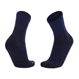 Chaussettes de sport pour hommes en gros : Chaussettes de basketball et de course à compression, rembourrées, avec options personnalisées - Product Image 2