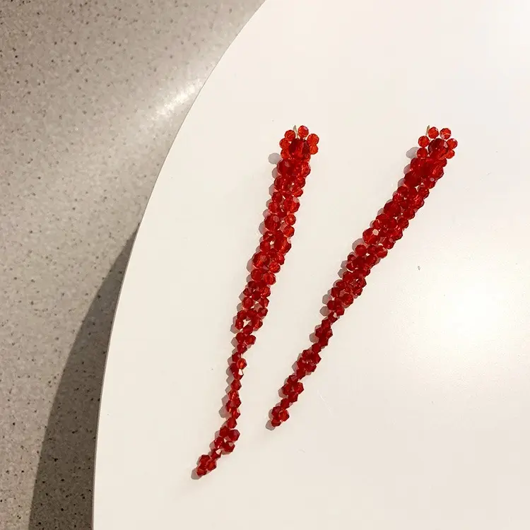 Anting-anting manik-manik kristal desain Niche berlebihan anting-anting tasel panjang bermanik DIY mode merah putih
