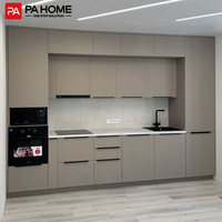 Meuble de cuisine moderne et minimaliste sur mesure avec ouverture par pression et fermeture amortie, ensemble complet sans poignées