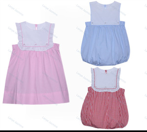 Pagliaccetto per bambini e bambine senza maniche in cotone ricamato con volant in bianco - Product Image 1