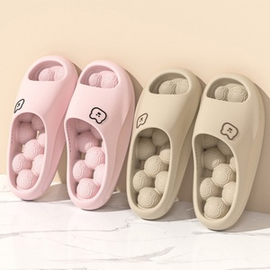 Pantuflas de interior ligeras, transpirables y antideslizantes, hechas de materiales de PVC y PE con un diseño de forro suave a rayas. - Product Image 5