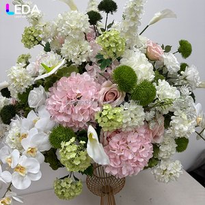 ลูกบอลดอกไม้ประดิษฐ์ทรงกลมสีชมพูขาวขนาดใหญ่ แฮนด์เมด สำหรับตกแต่งงานแต่งงาน งานปาร์ตี้ และงานอีเว้นท์ต่างๆ จาก LEDA Custom Parties Event Decor - Product Image 4