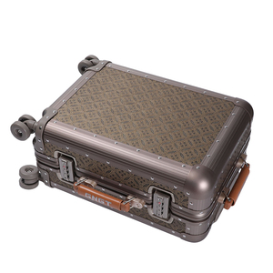 Maleta de Aluminio con Diseño Personalizable, Estilo Vintage con Patrón de Tablero de Ajedrez Icónico, Ruedas Universales Rígidas y Detalles en Cuero - Product Image 3