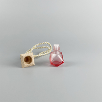 Fournisseur 8ml d'arôme rouge dégradé Flacon de parfum de voiture suspendu Désodorisant Forme unique Flacon en verre avec couvercle en bois