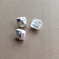 Kancing Logam Premium Bentuk Persegi Kecil 9.5mm Tekstur Palu Tidak Beraturan Paduan Seng Berhias Manik-Manik untuk Kemeja Wanita, Cardigan, dan Pakaian