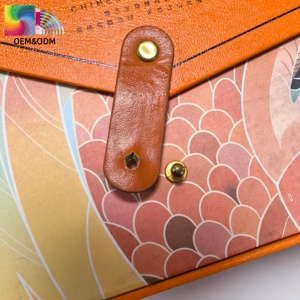 Элегантная многоразовая коробка для свадебных подарков с яркой цветной печатью, кожаным ремешком и премиальным вкладышем для презентации нескольких подарков. - Product Image 2