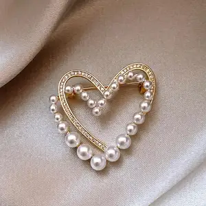 Perhiasan mewah Hollow Out Heart gading putih pin bros mutiara untuk dekorasi syal