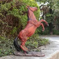 Statue de cheval brun dynamique en résine, manches et queue noires, base en roche réaliste pour décoration extérieure de jardin – Offre spéciale